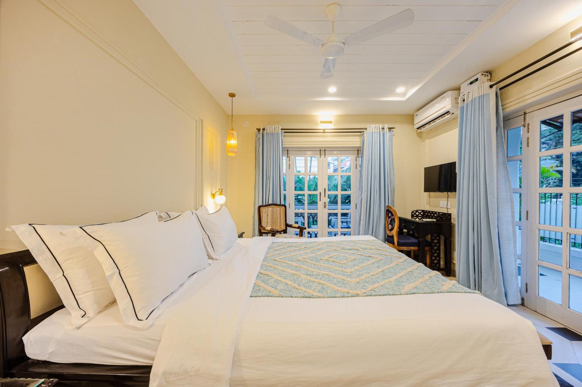 Elivaas 4 Bhk Villa Near Beach With Private Pool & Bar - Casa Boa Vida カンドリム エクステリア 写真