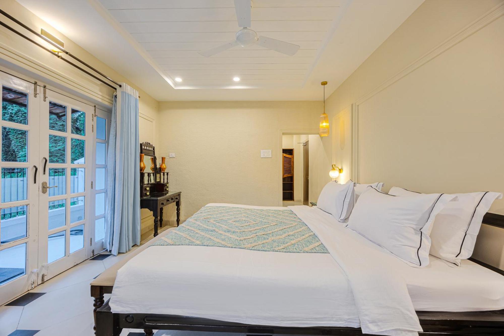 Elivaas 4 Bhk Villa Near Beach With Private Pool & Bar - Casa Boa Vida カンドリム エクステリア 写真