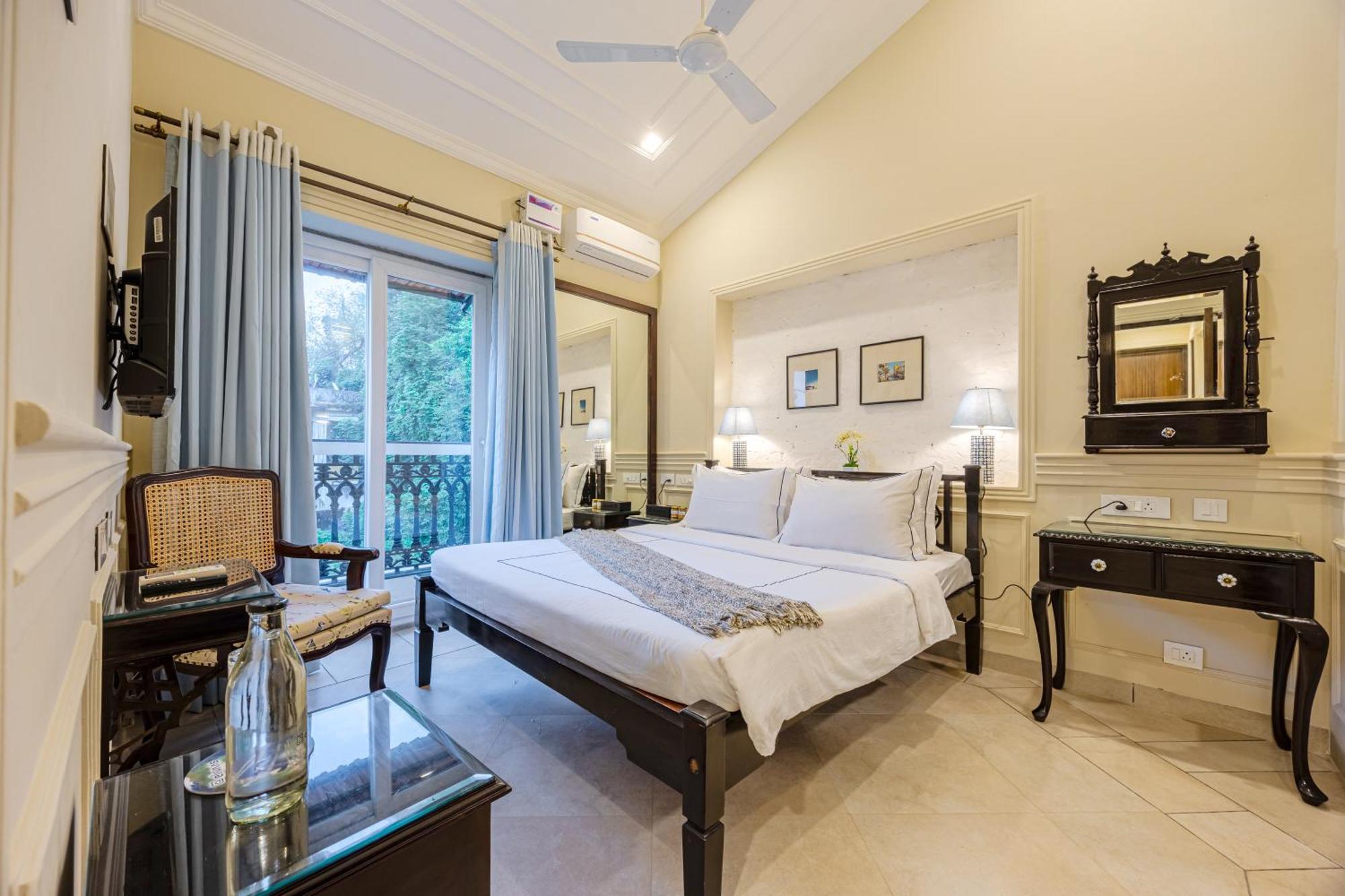 Elivaas 4 Bhk Villa Near Beach With Private Pool & Bar - Casa Boa Vida カンドリム エクステリア 写真