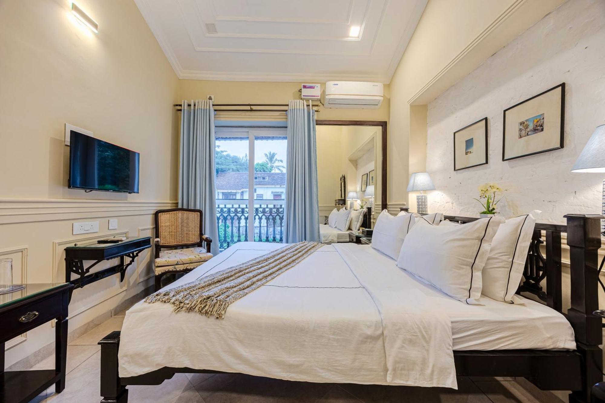 Elivaas 4 Bhk Villa Near Beach With Private Pool & Bar - Casa Boa Vida カンドリム エクステリア 写真