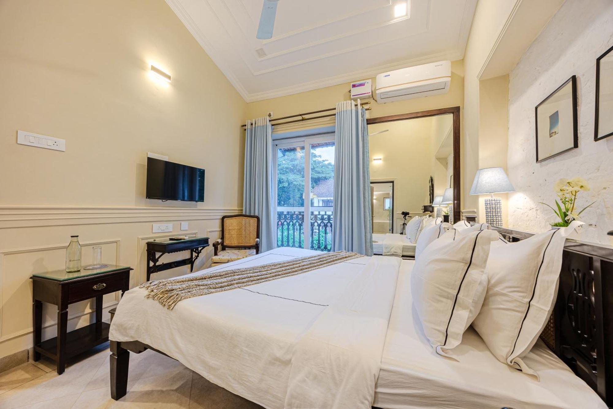 Elivaas 4 Bhk Villa Near Beach With Private Pool & Bar - Casa Boa Vida カンドリム エクステリア 写真