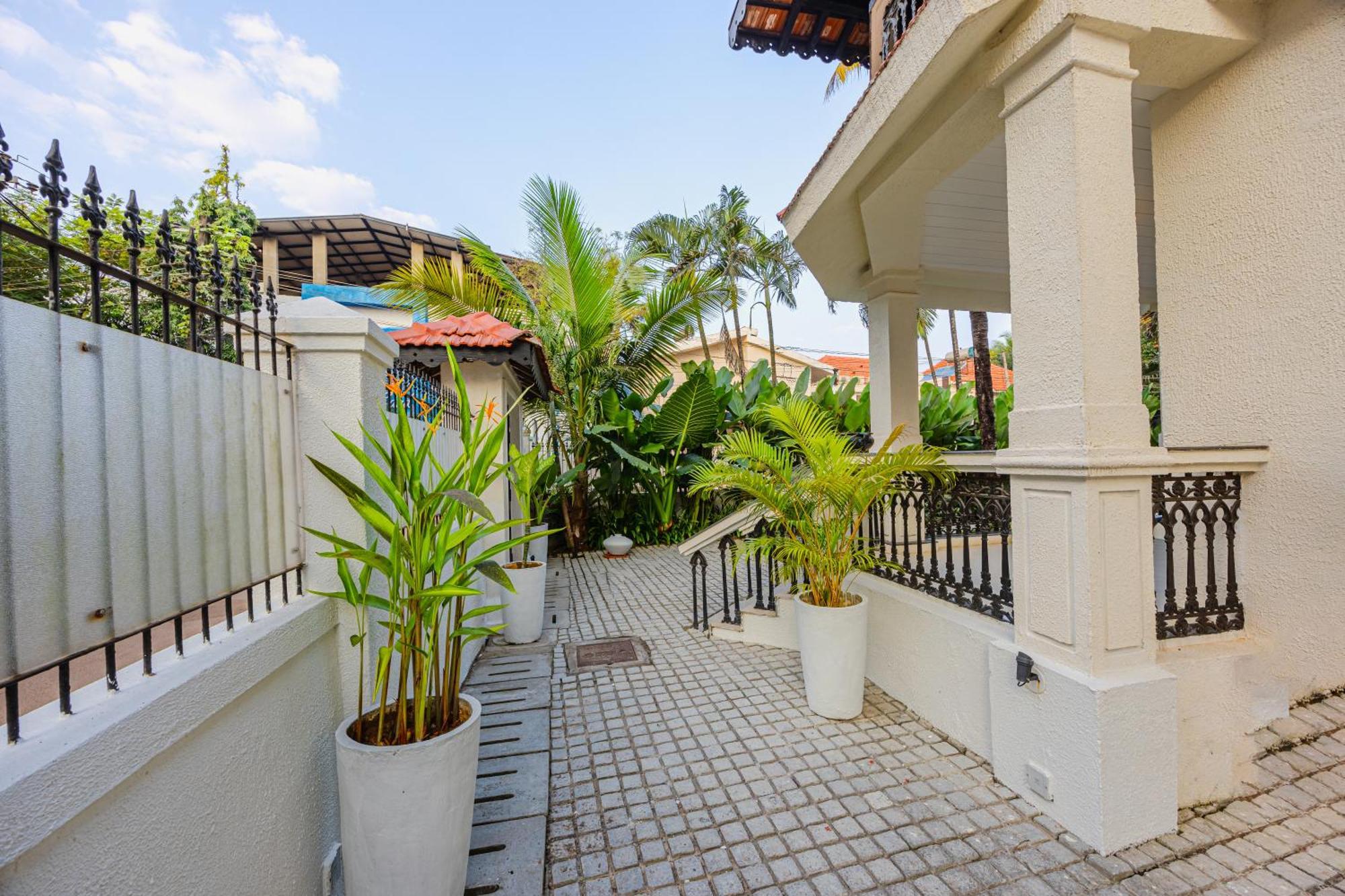 Elivaas 4 Bhk Villa Near Beach With Private Pool & Bar - Casa Boa Vida カンドリム エクステリア 写真
